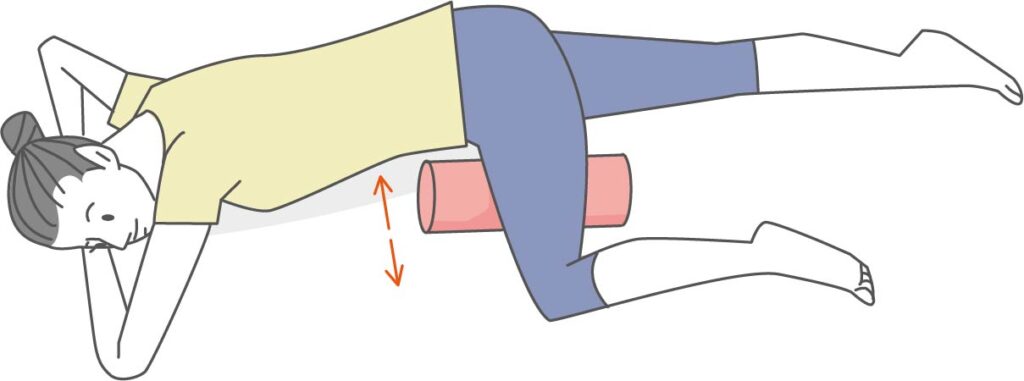 フォームローラーで太ももの内側をほぐす